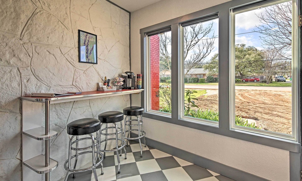 Blanco Cottage | Retro Updated Blanco Abode - Steps to Main Street!