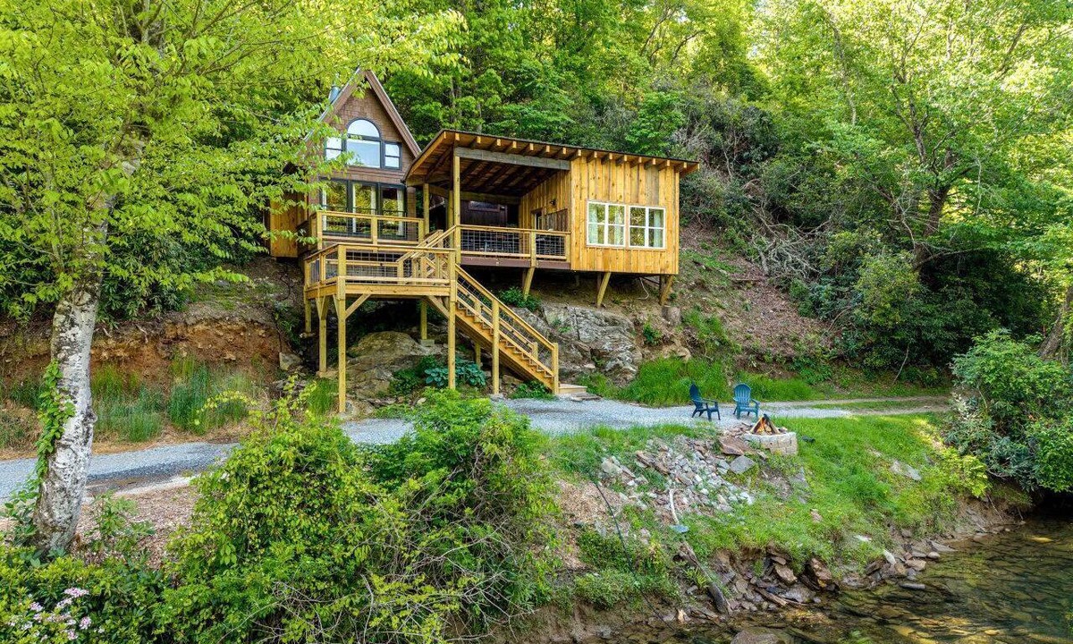 Blue Ridge Cabin | Romantic Riverfront Cabin with Pool Access in Blue Ridge, Georgia