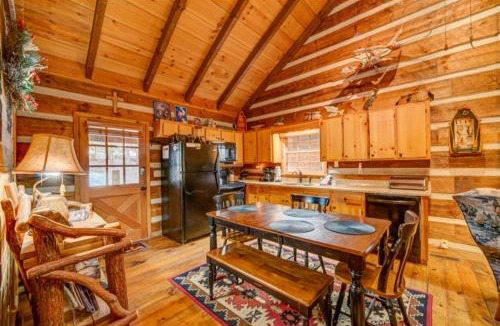 Dial House | A River Runs Through It - River front | Hot Tub | Pool Table | Fire pit
