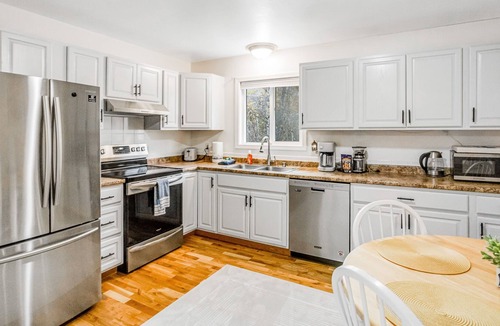 Eagle River Apartment | Affordable stay with mountain views, W/D access, & deck - dog-friendly