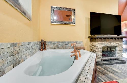 Broken Bow Apartment | Blissful Broken Bow Studio: Fire Pit & Jacuzzi Tub