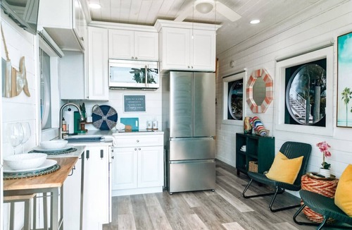 Bay Esplanade Boat Rental | Breathtaking Beachy Houseboat on Clearwater Island