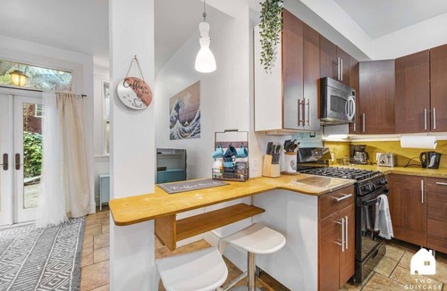 Downtown Berkeley Apartment | Downtown Berkeley 3BR | Near UC & BART + Parking