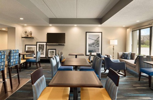 Appleton Hotel | Hampton Inn Appleton-Fox River Mall Area