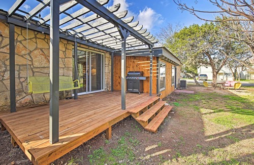 Blanco Cottage | Retro Updated Blanco Abode - Steps to Main Street!