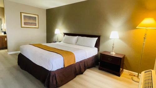 Martell Hotel | Rodeway Inn Jackson