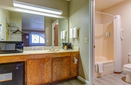 Martell Hotel | Rodeway Inn Jackson