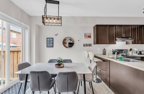 Mount Pleasant House | Spacious 3BR Home | Sleeps 8 | Central Brampton