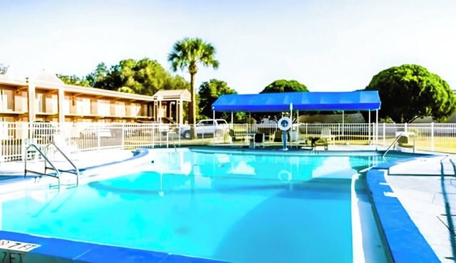 2 Accommodations near Appleton Museum of Art with Outdoor Swimming Pool