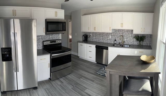2 bedroom-1 bath, close to Wi State Fair & Downtown Milwaukee