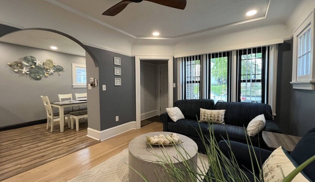 2 Bedroom - Urban Oasis: Stylish Hideaway with Prime Location