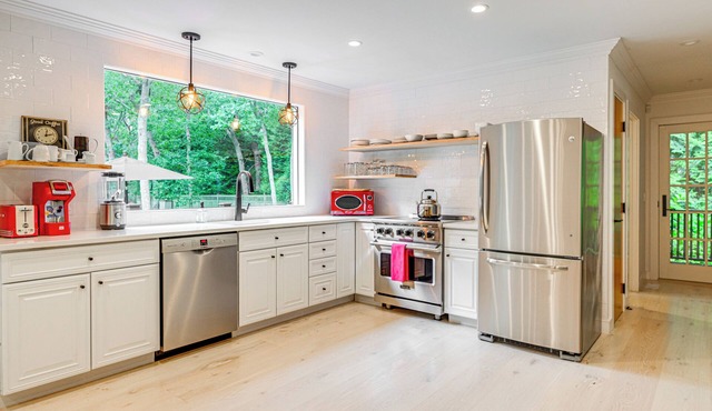 2 Mi to Beach: Dog-Friendly Home in Wainscott!