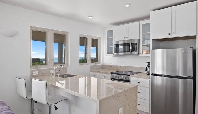 Chic 1200 sq ft. 1-bed, 2 bath w Ocean view and Patio in fabulous Laguna Beach