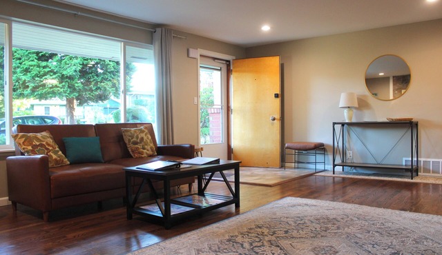 Comfy 3 bedroom, pet-friendly home, big backyard, 5 minutes to Downtown Edmonds.