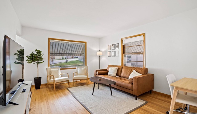 Cozy Apartment at West Allis - Free Parking
