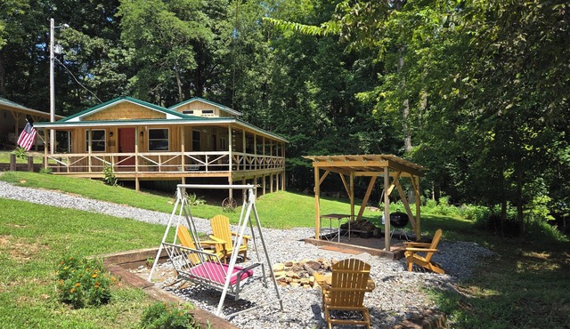 Cozy lake house w/spacious deck, BBQ/fire pit. Boat ramp1 mi away Pet friendly!