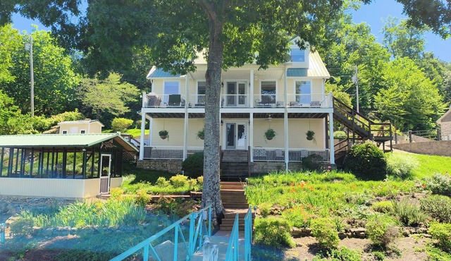 EMERALD LAKESHORE - Your perfect water's edge retreat! 4-1/2 BRs for 9 plus Kids