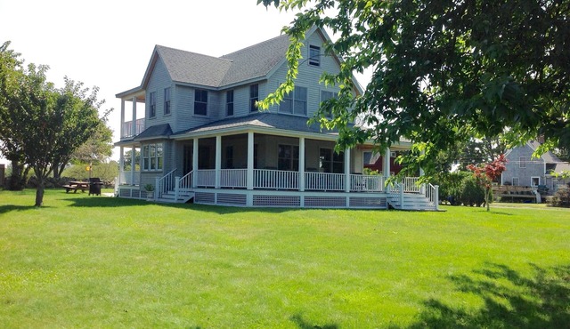 Gorgeous home in PRIME LOCATION- close to everything with air conditioning
