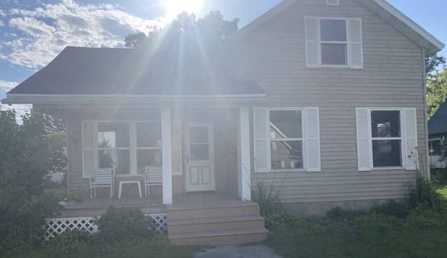 Great De Pere Home Near Lambeau Field in Wonderful Neighborhood