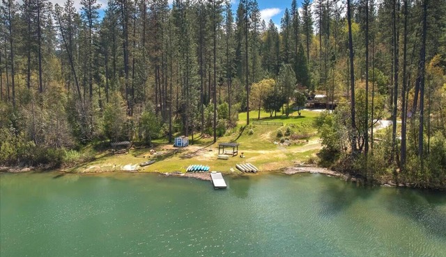 Lakefront Cabin w/Dock, Kayaks & Full Kitchen