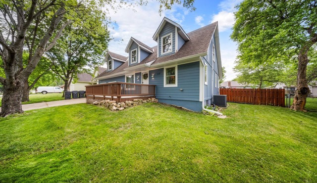 Large Home with 14 beds! Bunk House, Outdoor Patio and plenty of Parking