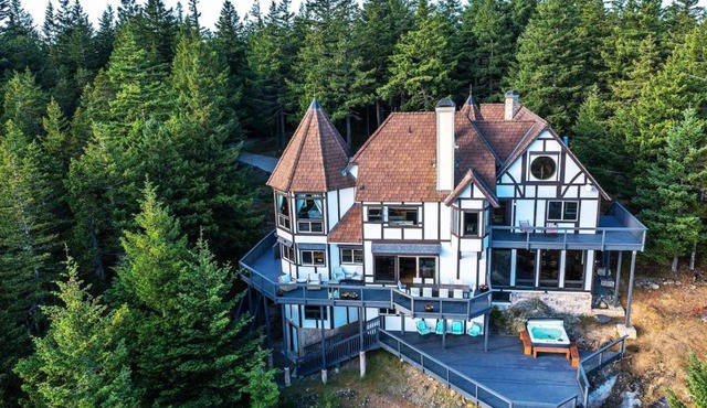 Luxurious Mountaintop Retreat with Stunning Views