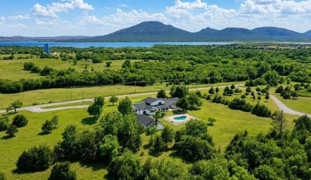 Luxury Mountain View Retreat Near Medicine Park 3 bed 3.5 Bath