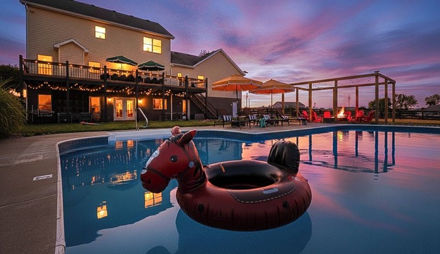 *NEW* UNIQUE HOME: HOT TUB-SAUNA-FIREPIT-GAME ROOM-SPEAKEASY-INGROUND POOL-6 BEDS/5 BATHS-5 KING BEDS