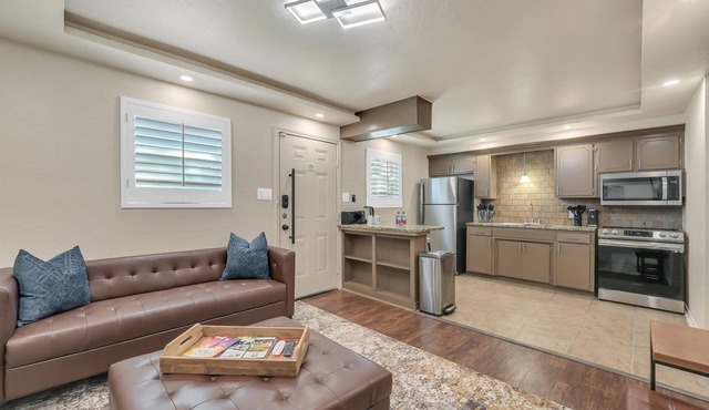 Oak's Beautiful Contemporary Suite #09