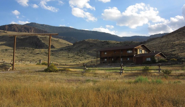 Peaceful Log Home near Yellowstone