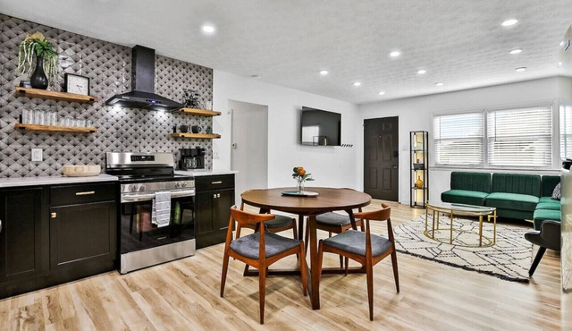 Quiet Downtown Maple Cottage Gem