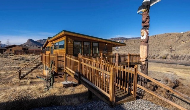 Riverhouse- Pet Friendly, River Views, on the way to Yellowstone!