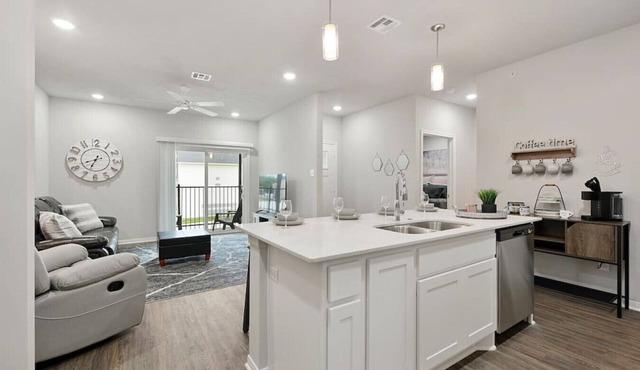 SEC Station ~ Efficient & Cozy for a small group!