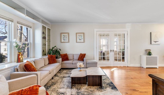 Spacious 5BR, Sleeps 16, Parking x6, Near NYC