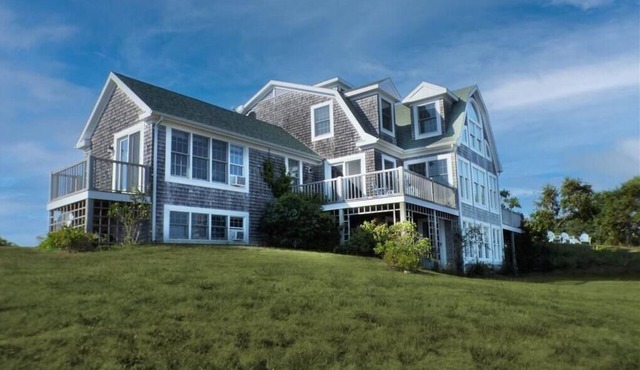 Spacious Air Conditioned Home With Sweeping Ocean Views. August 24-31 available.