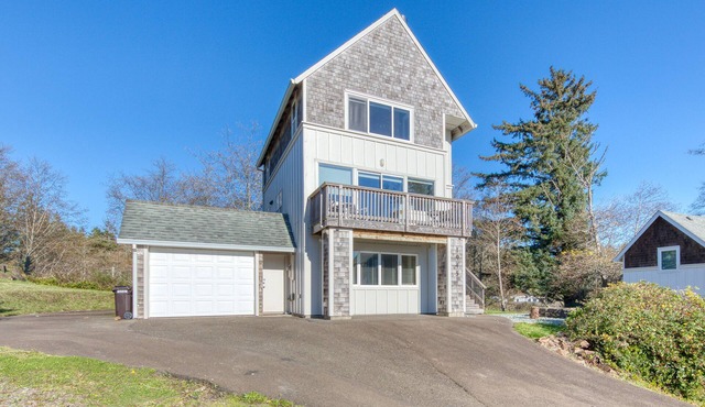 Spacious, Homey Dog-Friendly House with Fireplace and Beach and Ocean Views