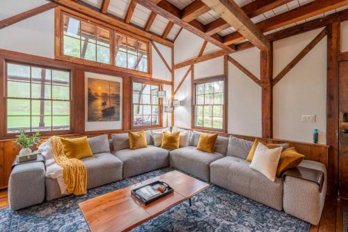 Tranquil Manor - Lake Geneva English Tudor Estate