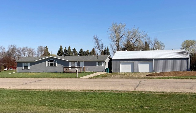 *UPDATED* Beautiful house & shop in Leeds, North Dakota! Outdoor pets welcome!
