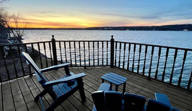 Waterfront Lake House with game room, private pier and kayaks in Lake Geneva