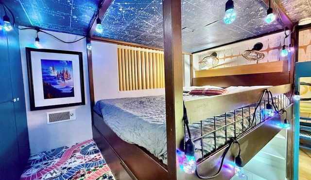 Funky and fun, secret room, board games. Sleeps 5